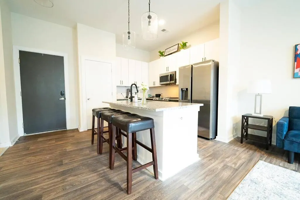 Luxury Apartment Wifi, Gym, Pool, Shops & Food! Unit 329 Charlotte