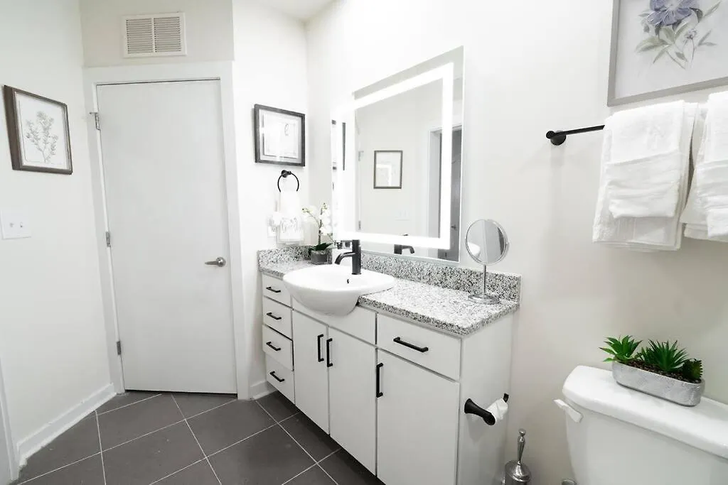 Luxury Apartment Wifi, Gym, Pool, Shops & Food! Unit 329 Charlotte