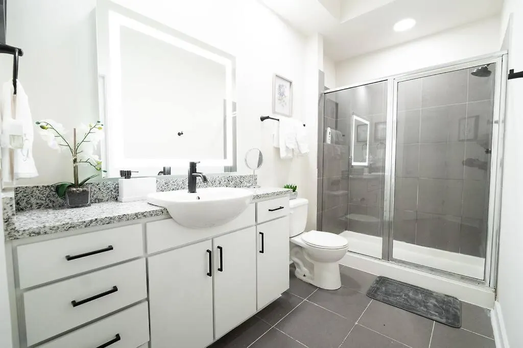 Luxury Apartment Wifi, Gym, Pool, Shops & Food! Unit 329 Charlotte