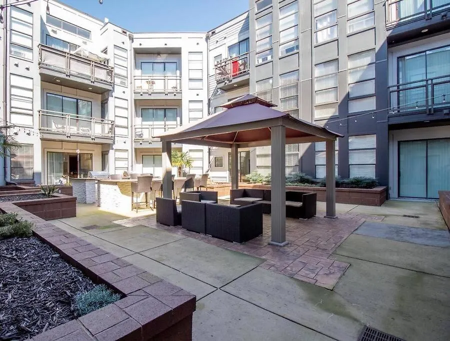 Luxury Apartment Wifi, Gym, Pool, Shops & Food! Unit 329 Charlotte